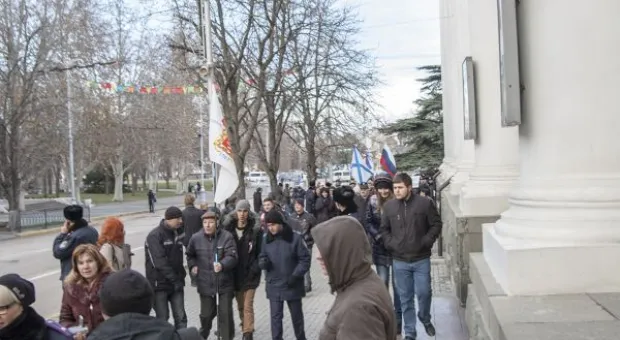 В Севастополе разные силы собирали для майдана шарфы, мелочь и вазелин. Хроника "сального" евромитинга