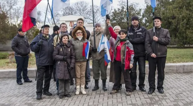 В Севастополе разные силы собирали для майдана шарфы, мелочь и вазелин. Хроника "сального" евромитинга