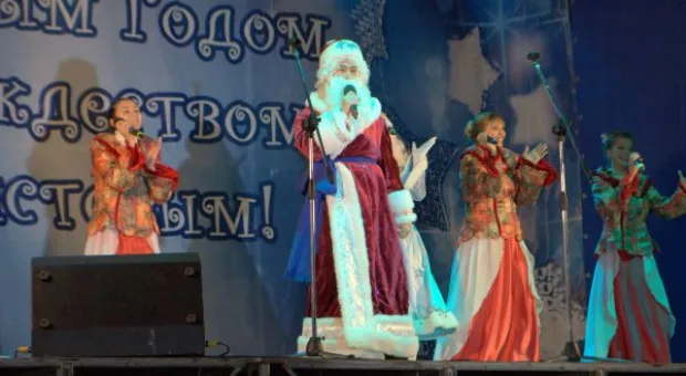 В Севастополе Дед Мороз и Снегурочка встретились с китайскими символами Нового года, Яцубой и Затулиным
