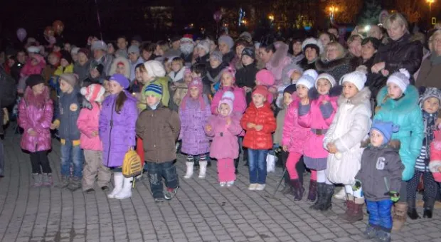 В Севастополе Дед Мороз и Снегурочка встретились с китайскими символами Нового года, Яцубой и Затулиным