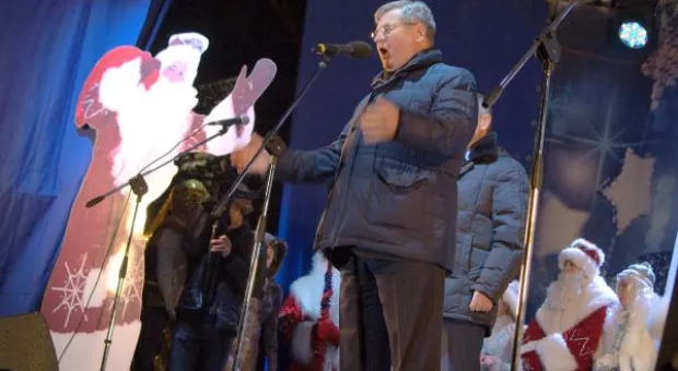 В Севастополе Дед Мороз и Снегурочка встретились с китайскими символами Нового года, Яцубой и Затулиным