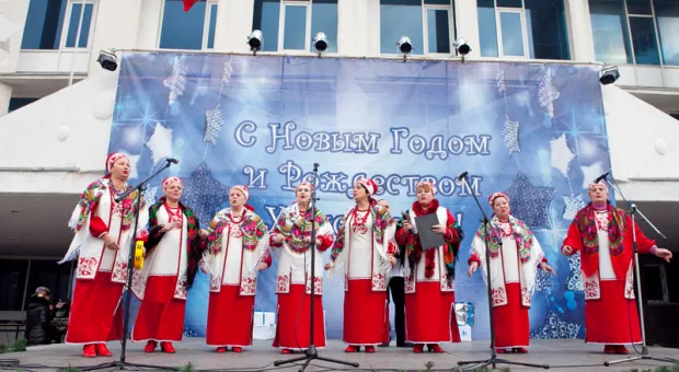 Засверкала огнями ёлка на площади перед УКИЦ в Севастополе