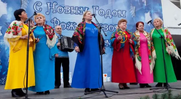 Засверкала огнями ёлка на площади перед УКИЦ в Севастополе