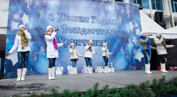 Засверкала огнями ёлка на площади перед УКИЦ в Севастополе
