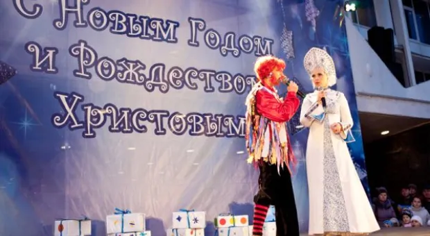 Засверкала огнями ёлка на площади перед УКИЦ в Севастополе