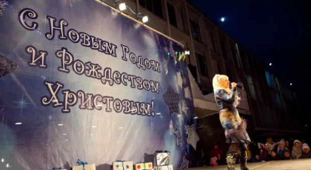 Засверкала огнями ёлка на площади перед УКИЦ в Севастополе