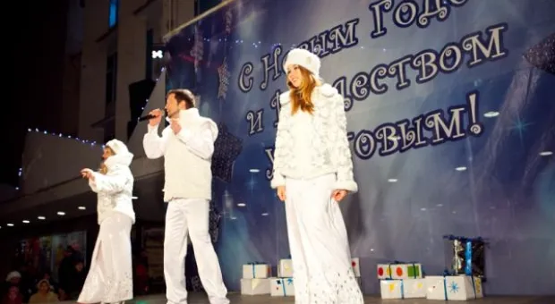 Засверкала огнями ёлка на площади перед УКИЦ в Севастополе