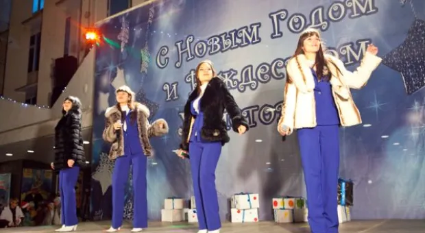 Засверкала огнями ёлка на площади перед УКИЦ в Севастополе