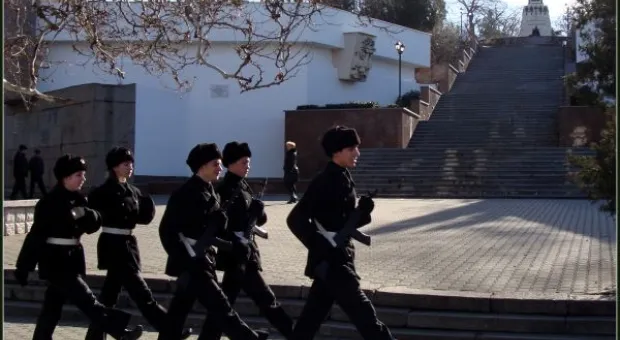 Севастопольцы, не дожидаясь официальной помощи, восстановили памятник Казарскому