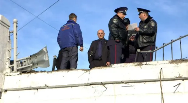 С новоотстроенного вокзального моста у ж/д вокзала в Севастополе, пробив металлическое ограждение, упал грузовик. Фото с места происшествия