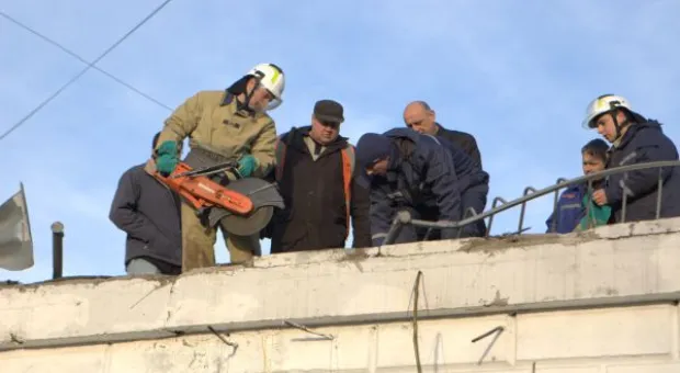 С новоотстроенного вокзального моста у ж/д вокзала в Севастополе, пробив металлическое ограждение, упал грузовик. Фото с места происшествия