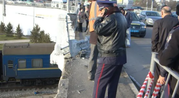 С новоотстроенного вокзального моста у ж/д вокзала в Севастополе, пробив металлическое ограждение, упал грузовик. Фото с места происшествия