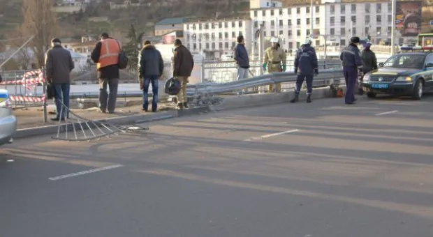 С новоотстроенного вокзального моста у ж/д вокзала в Севастополе, пробив металлическое ограждение, упал грузовик. Фото с места происшествия