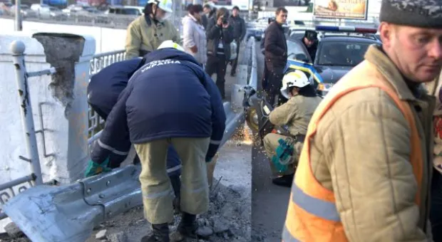 С новоотстроенного вокзального моста у ж/д вокзала в Севастополе, пробив металлическое ограждение, упал грузовик. Фото с места происшествия