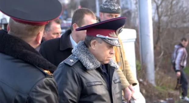 С новоотстроенного вокзального моста у ж/д вокзала в Севастополе, пробив металлическое ограждение, упал грузовик. Фото с места происшествия