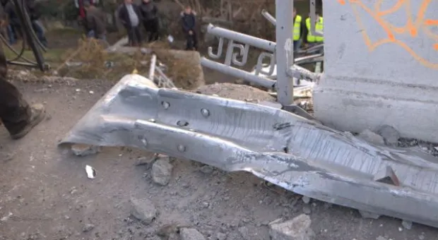 С новоотстроенного вокзального моста у ж/д вокзала в Севастополе, пробив металлическое ограждение, упал грузовик. Фото с места происшествия