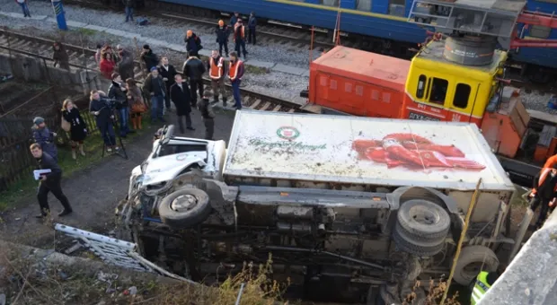 "Слава Богу, машина упала не на пути и не на вагоны" - аварию на железнодорожном мосту в Севастополе прокомментировал Федор Рубанов