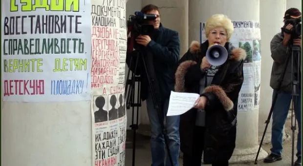Жильцы дома по ул. Галины Прокопенко вновь вынуждены отстаивать свой "кусочек родины" на пикете