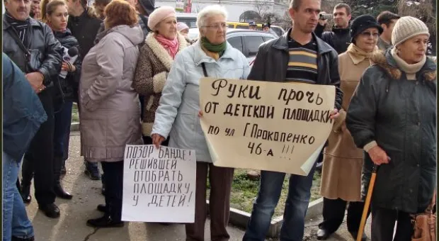 Жильцы дома по ул. Галины Прокопенко вновь вынуждены отстаивать свой "кусочек родины" на пикете