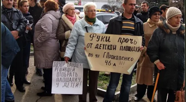 Жильцы дома по ул. Галины Прокопенко вновь вынуждены отстаивать свой "кусочек родины" на пикете