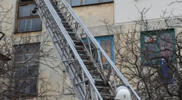 В Севастополе из-за старой мебели загорелся подъезд жилого дома