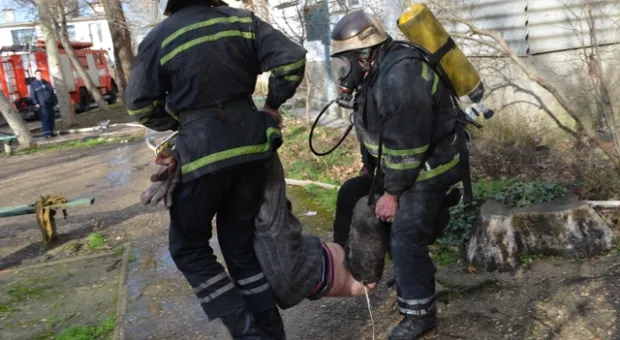 В Севастополе из горящего подвала спасли двух мужчин