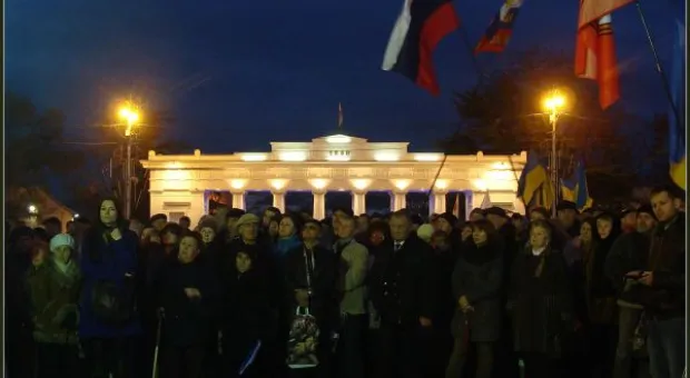 В Севастополе тысячи горожан вышли на площадь Нахимова на митинг без партийных флагов - против нацизма и за конституционный порядок
