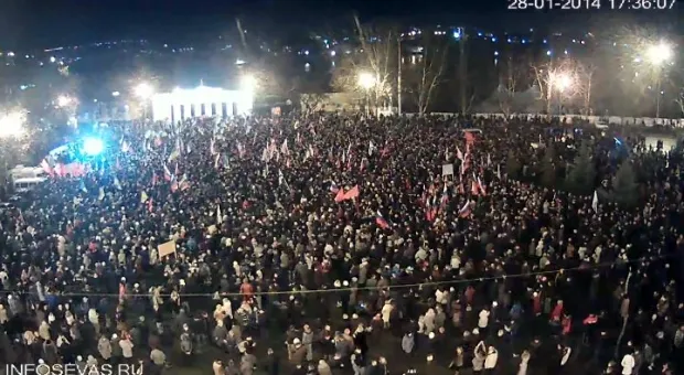 В Севастополе тысячи горожан вышли на площадь Нахимова на митинг без партийных флагов - против нацизма и за конституционный порядок