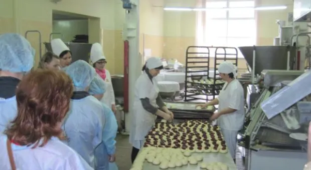 В Севастополе воспитанницам детского дома показали одну из будущих профессий
