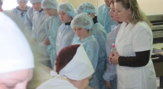 В Севастополе воспитанницам детского дома показали одну из будущих профессий