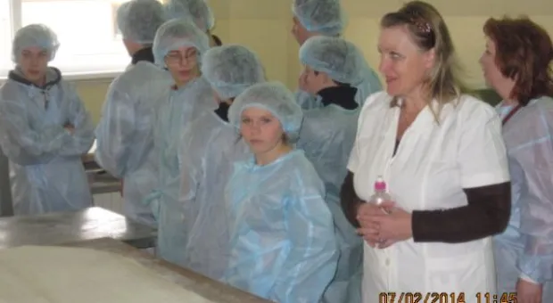 В Севастополе воспитанницам детского дома показали одну из будущих профессий