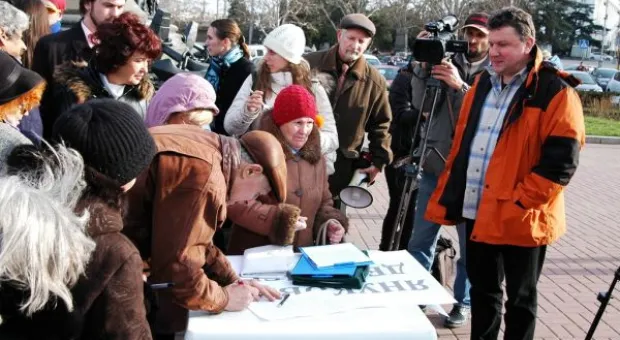 Ещё одна инициативная группа - «Защитим Севастополь» - провела на площади Севастополя митинг и просит ЧФ организовать блок-посты
