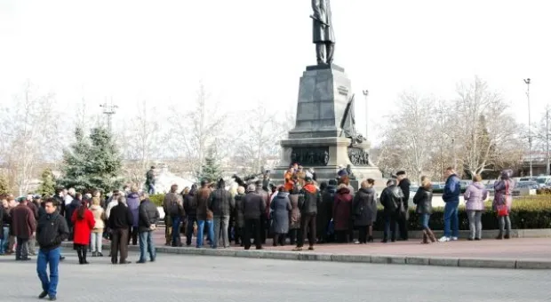 Ещё одна инициативная группа - «Защитим Севастополь» - провела на площади Севастополя митинг и просит ЧФ организовать блок-посты