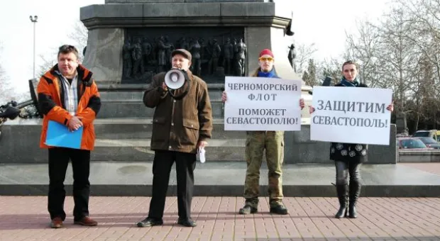 Ещё одна инициативная группа - «Защитим Севастополь» - провела на площади Севастополя митинг и просит ЧФ организовать блок-посты