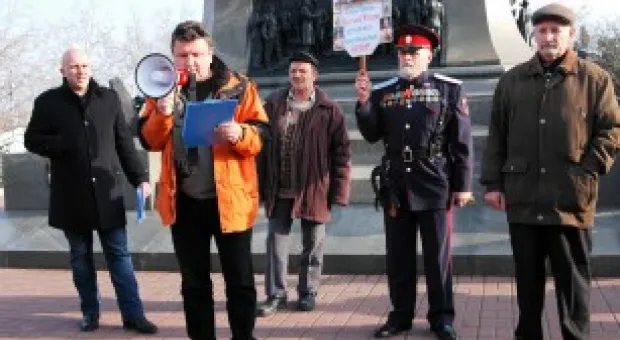 "Бандеровцы в Севастополь не зайдут". Хроника одного митинга