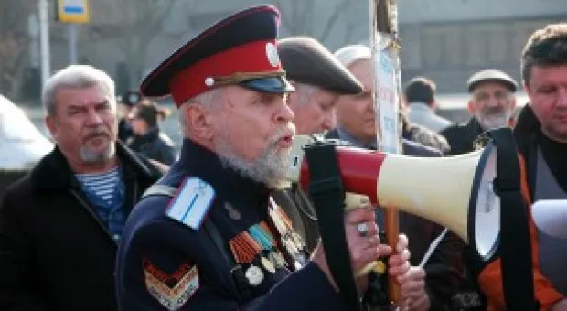 "Бандеровцы в Севастополь не зайдут". Хроника одного митинга