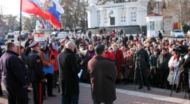 "Бандеровцы в Севастополь не зайдут". Хроника одного митинга