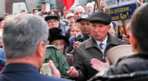 "Бандеровцы в Севастополь не зайдут". Хроника одного митинга