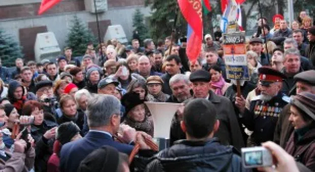 "Бандеровцы в Севастополь не зайдут". Хроника одного митинга