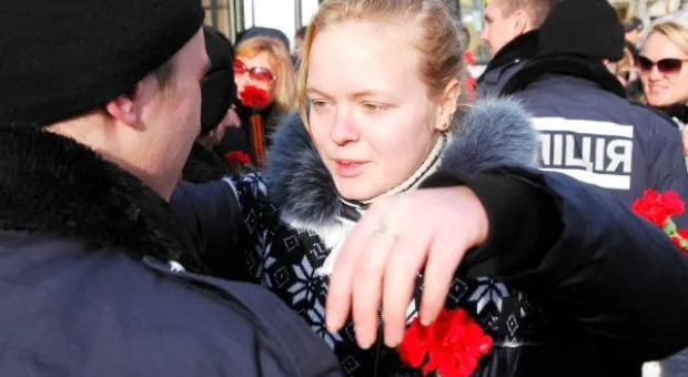 В Севастополе цветами и объятиями встретили вернувшихся из Киева милиционеров и беркутовцев