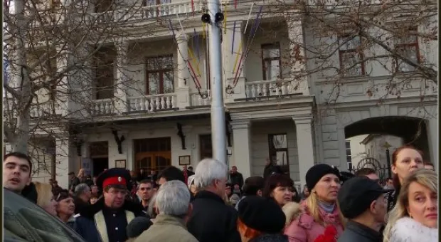 В Севастополе цветами и объятиями встретили вернувшихся из Киева милиционеров и беркутовцев