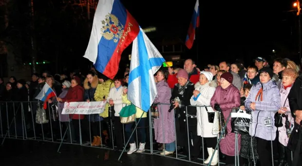 Митинг-концерт с участием Вики Цыгановой собрал на главной площади Севастополя около 20 тысяч горожан
