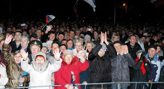 Митинг-концерт с участием Вики Цыгановой собрал на главной площади Севастополя около 20 тысяч горожан