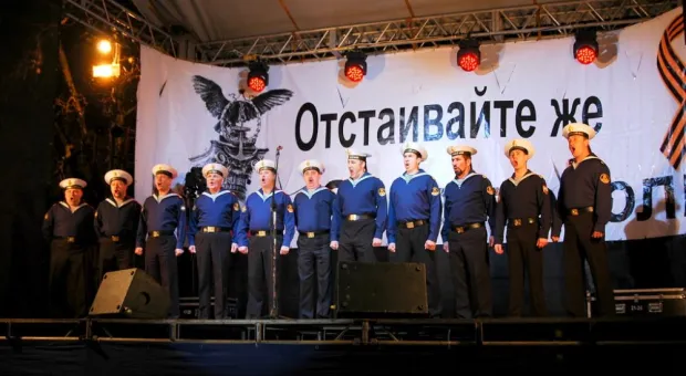 Митинг-концерт с участием Вики Цыгановой собрал на главной площади Севастополя около 20 тысяч горожан