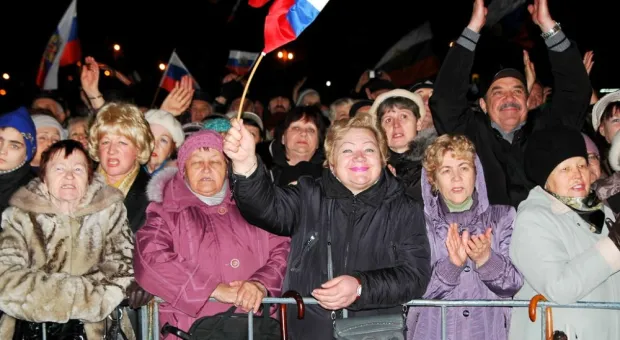 Митинг-концерт с участием Вики Цыгановой собрал на главной площади Севастополя около 20 тысяч горожан