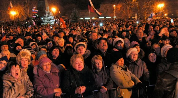 Митинг-концерт с участием Вики Цыгановой собрал на главной площади Севастополя около 20 тысяч горожан