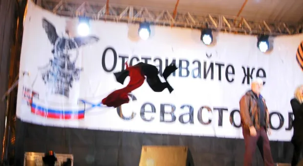 Митинг-концерт с участием Вики Цыгановой собрал на главной площади Севастополя около 20 тысяч горожан