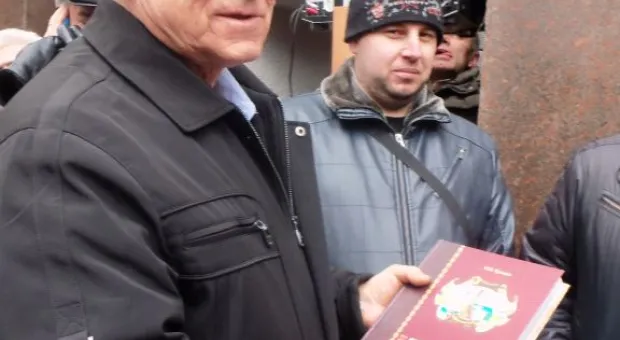 Севастопольцы подарили Жириновскому тельняшку и книгу
