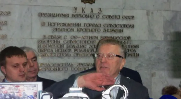 Севастопольцы подарили Жириновскому тельняшку и книгу