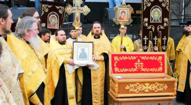 Чудотворный образ Божьей Матери, привезенный в Севастополь, обильно замироточил, находясь ещё в небе